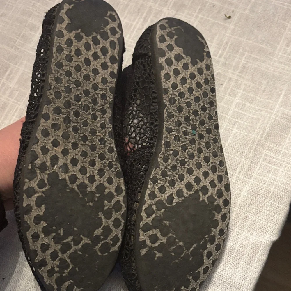 TOMS Women's Elegant Black Lace Flats